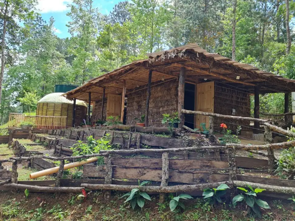 Exterior de la cabaña Payacal, rodeada de árboles y jardines