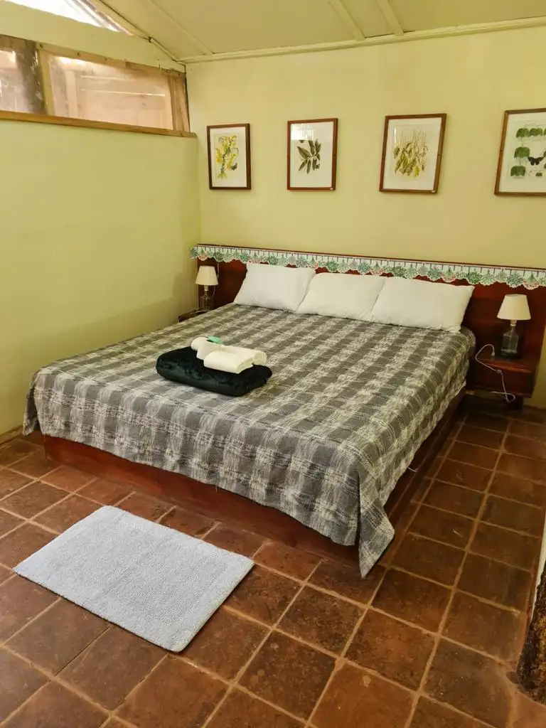 Dormitorio de Payacal con cama amplia y detalles de madera